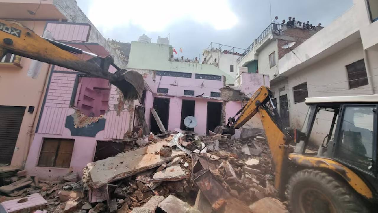 Bulldozer action: ఉదయ్‌పూర్‌లో మత ఘర్షణలకు కారణమైన నిందితుడి ఇళ్లు కూల్చివేత..