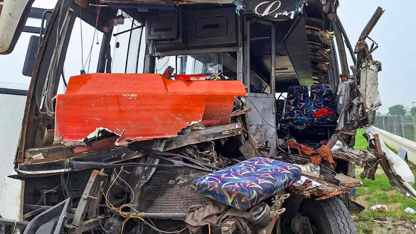 Bus Accident: ఎద్దును కాపాడే ప్రయత్నంలో ఘోరం.. బస్సు అదుపు తప్పి బోల్తా..