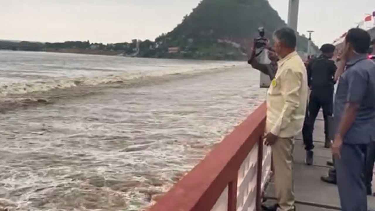 CM Chandrababu: కృష్ణమ్మ పరవళ్లు.. ప్రకాశం బ్యారేజీని పరిశీలించిన సీఎం చంద్రబాబు