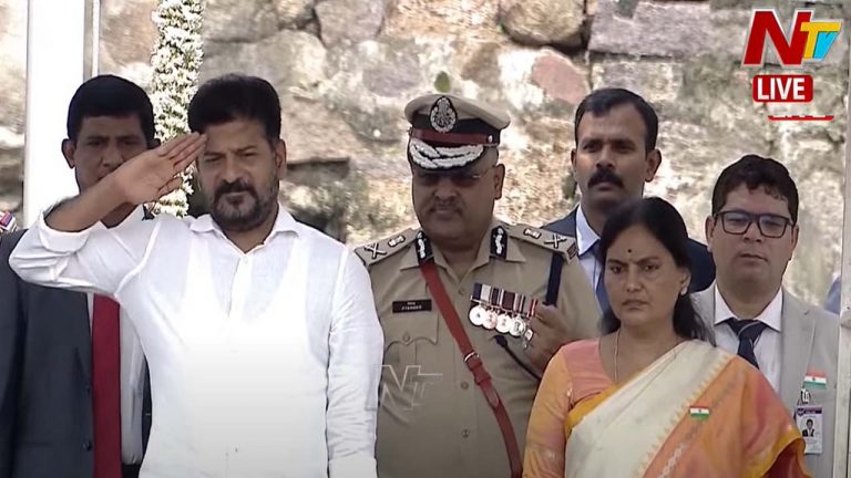 CM Revanth Reddy: గోల్కొండ కోటపై రెప రెప లాడిన జాతీయ జెండా.. జాతిని ఉద్దేశించి సీఎం ప్రసంగం..