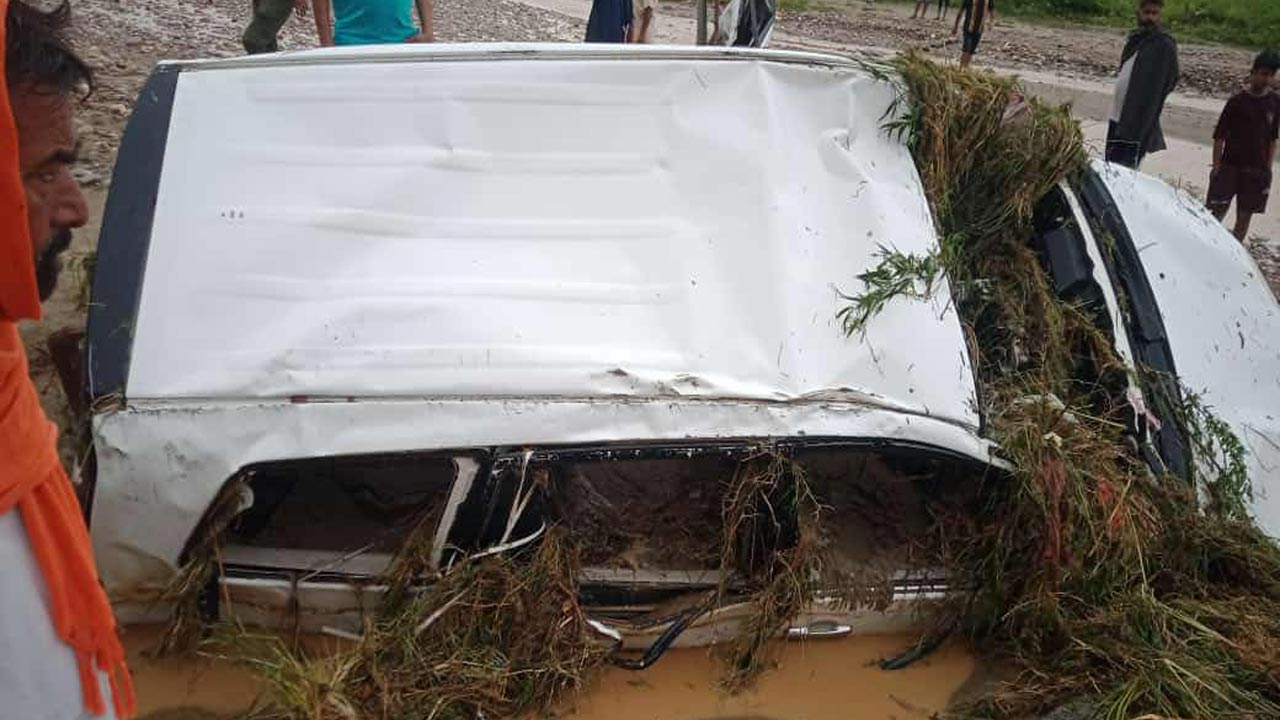Himachal Pradesh: శుభకార్యానికి వెళ్తుండగా ప్రమాదం.. కారు వాగులో కొట్టుకుపోయి 11 మంది మృతి
