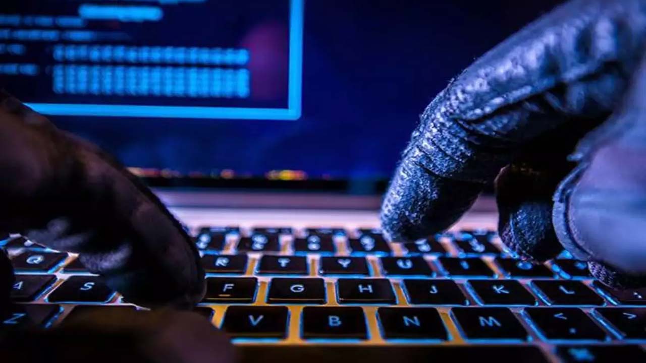Cyber fraud: మహారాష్ట్ర మాజీ సీఎం పేరుతో రూ.40 లక్షలకు టోకరా
