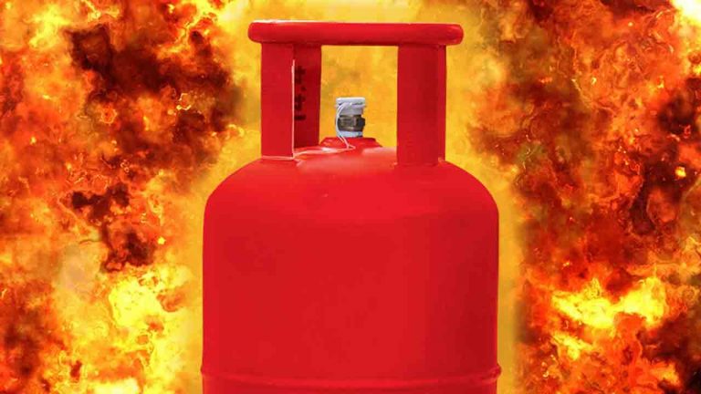 Cylinder Blast: స్కూల్‌లో పేలిన సిలిండర్‌.. విద్యార్థులకు తృటిలో తప్పిన ప్రమాదం