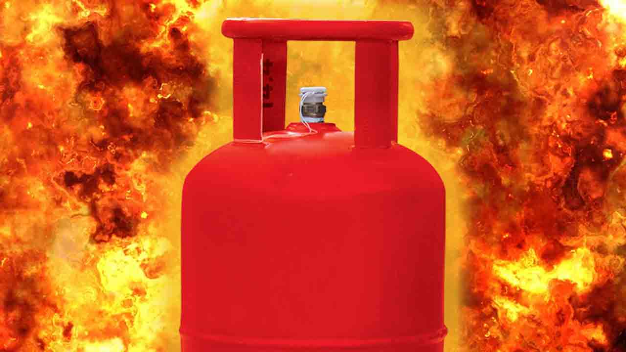 Cylinder Blast: స్కూల్‌లో పేలిన సిలిండర్‌.. విద్యార్థులకు తృటిలో తప్పిన ప్రమాదం