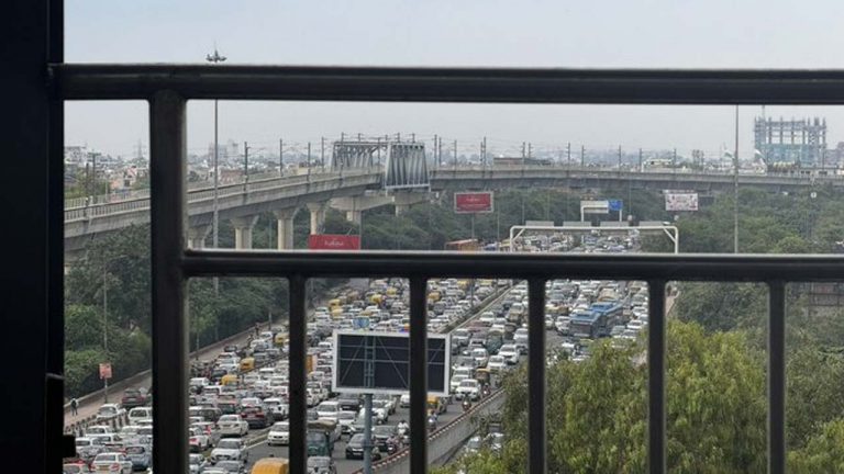 Delhi traffic: వామ్మో.. ఇదేం ట్రాఫిక్.. కిలోమీటర్ల మేర నిలిచిన వాహనాలు