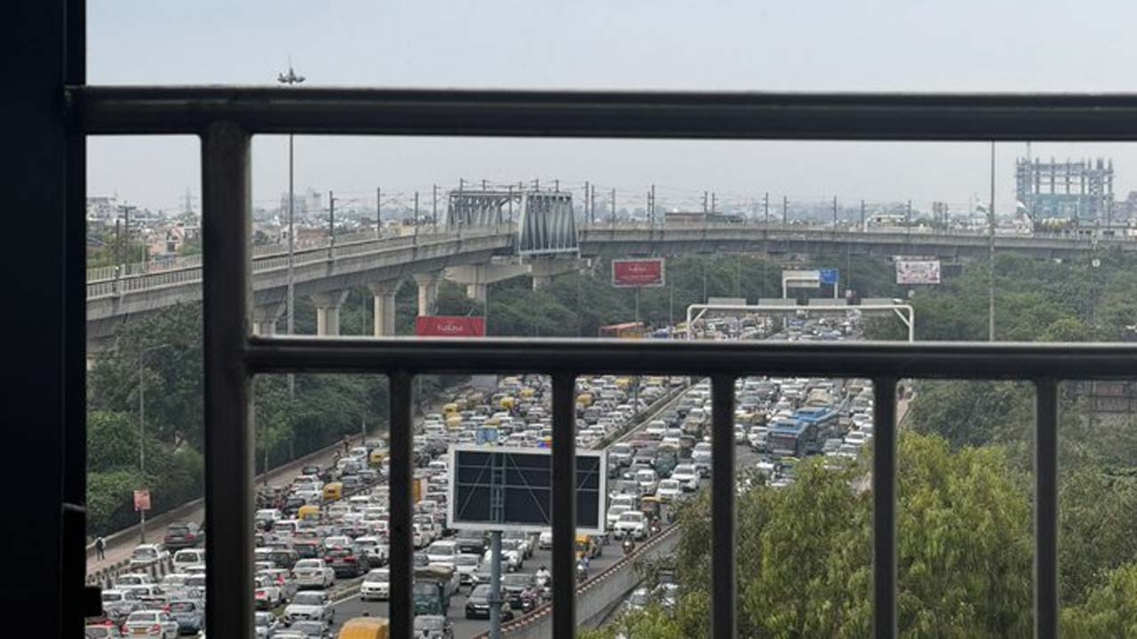 Delhi traffic: వామ్మో.. ఇదేం ట్రాఫిక్.. కిలోమీటర్ల మేర నిలిచిన వాహనాలు