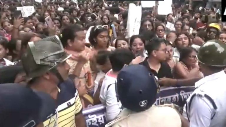 Kolkata doctor case: కోల్‌కతాలో ట్రాన్స్ జెండర్స్ భారీ నిరసన.. న్యాయం చేయాలని డిమాండ్