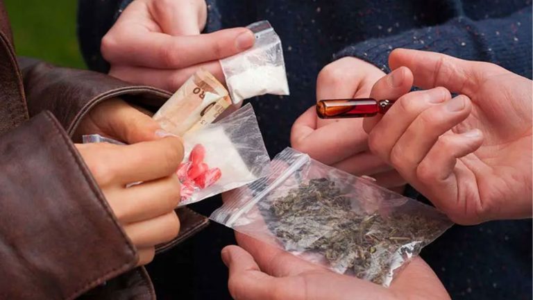 Drugs Case: డ్రగ్స్ కేసు రిమాండ్ రిపోర్టులో సినీ నటుల పేర్లు??