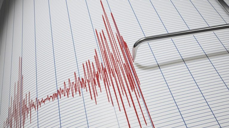 Earthquake: ఢిల్లీలో భూకంపం.. రిక్టర్ స్కేలుపై 5.7గా తీవ్రత..