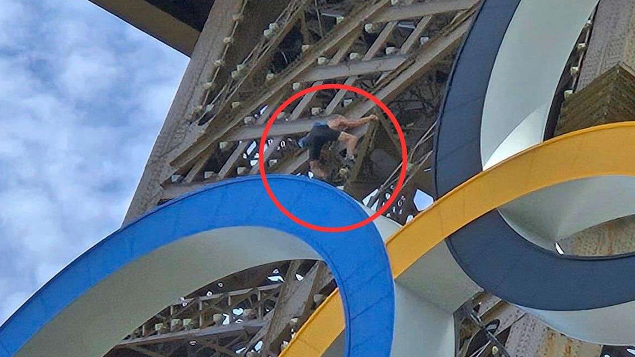 Paris Olympics 2024: ఈఫిల్ టవర్ ఎక్కిన ఓ వ్యక్తి.. అలర్ట్ అయిన పోలీసులు