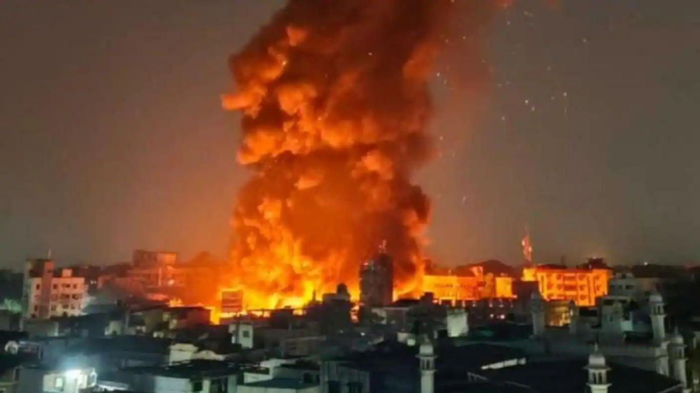 Huge Fire Accident: తెల్లవారుజామున దుకాణాల్లో అగ్నిప్రమాదం.. భారీగా ఆస్తి నష్టం..