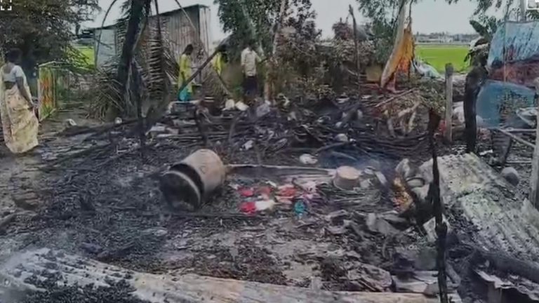 Fire Accident: బాపట్ల జిల్లా కర్లపాలెంలో అగ్నిప్రమాదం.. పేదల గుడిసెలు దగ్ధం