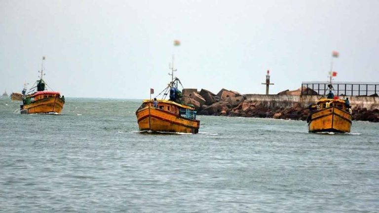 Fishing Boat: విశాఖ తీరంలో తునాతునకలైన ఫిషింగ్ బోటు.. విషయం ఏంటంటే..?