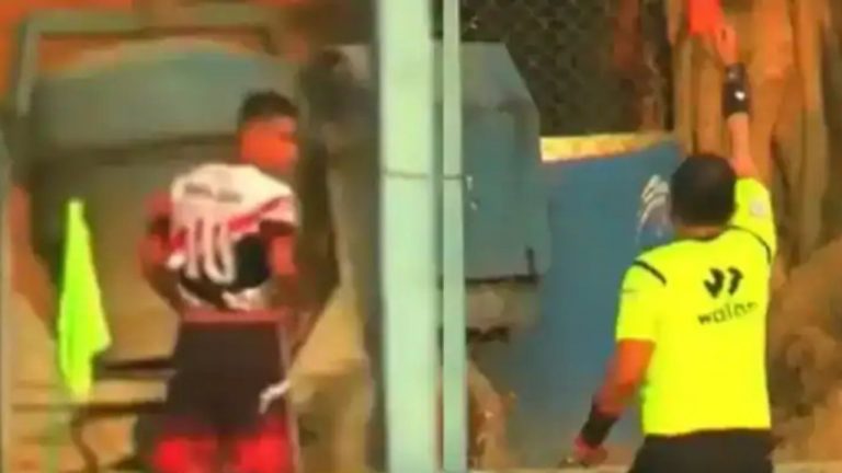 Football Match: మైదానం పక్కనే ఆ పనికానిచ్చేసిన ప్లేయర్.. చివరకు ఏమైందంటే? (వీడియో)