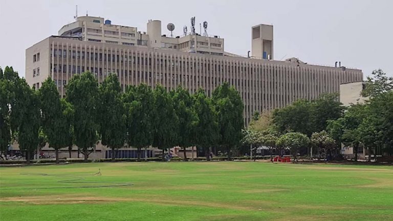 GST Notice to IIT Delhi: ఐఐటీ ఢిల్లీకి రూ.120 కోట్ల జీఎస్టీ నోటీసు.. కేంద్ర విద్యాశాఖ జోక్యం!
