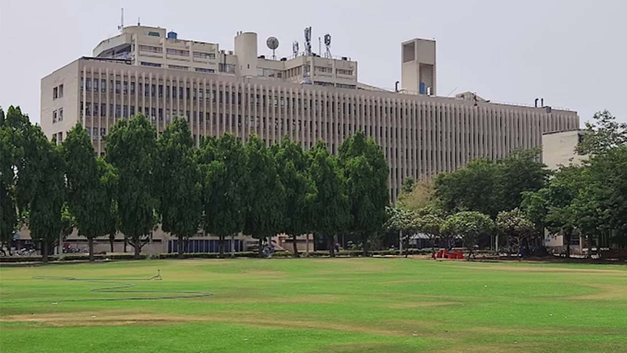 GST Notice to IIT Delhi: ఐఐటీ ఢిల్లీకి రూ.120 కోట్ల జీఎస్టీ నోటీసు.. కేంద్ర విద్యాశాఖ జోక్యం!