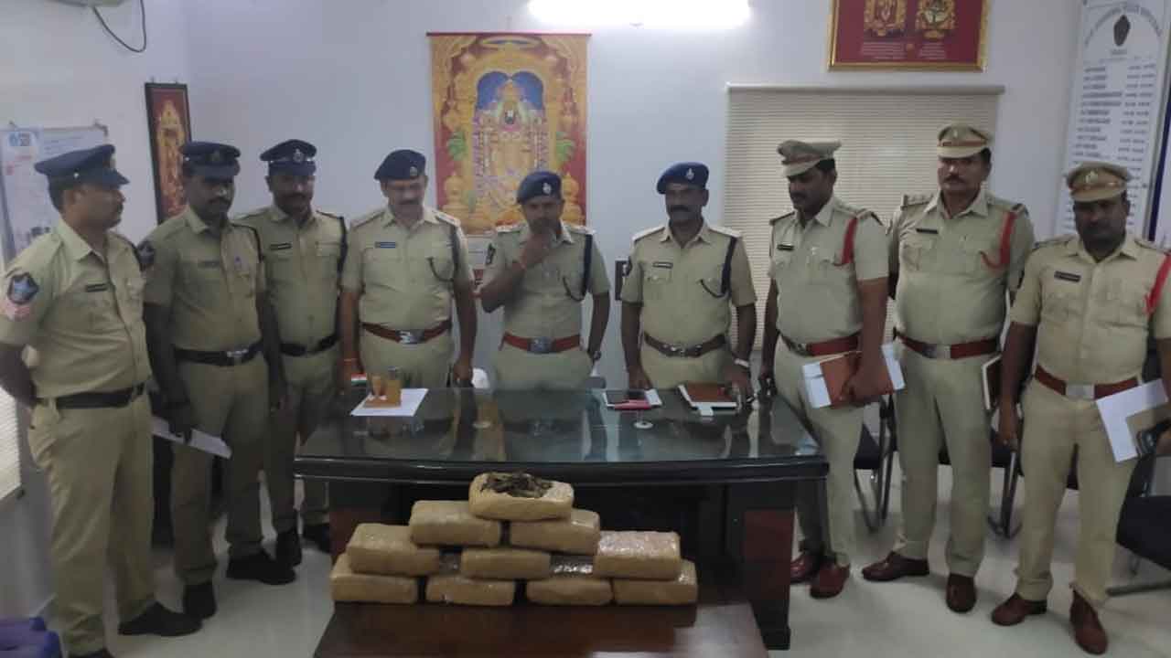 Ganja Gang Arrest: తీగ లాగితే క‌దిలిన డొంక‌.. గంజాయి విక్రయిస్తున్న ముఠా అరెస్ట్
