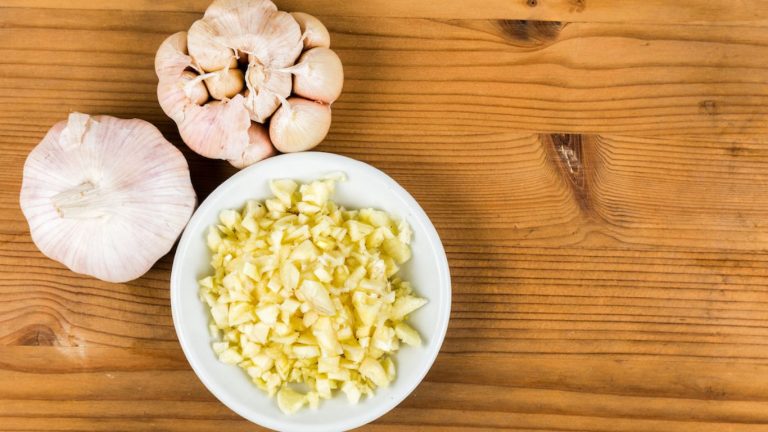 Garlic on an Empty Stomach: ప్రతిరోజు పరగడుపున వెల్లుల్లి తింటే శరీరంలో ఇన్ని మార్పులు చూడొచ్చా..