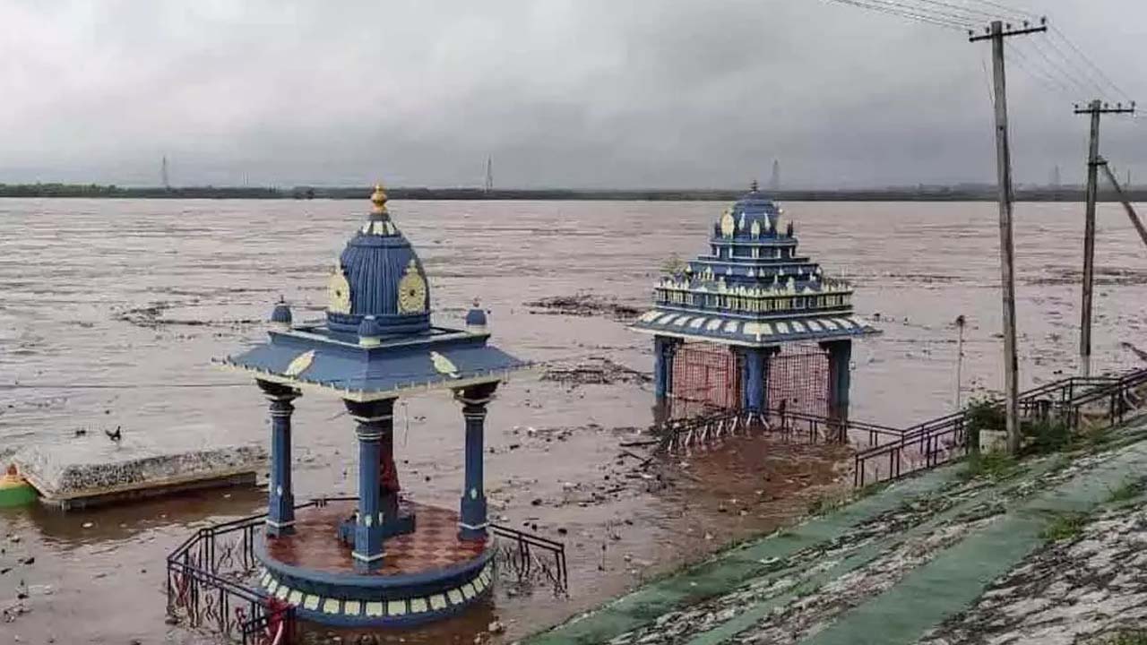 Godavari River: శాంతించిన గోదావరి.. నీటిమట్టం 33 అడుగులు