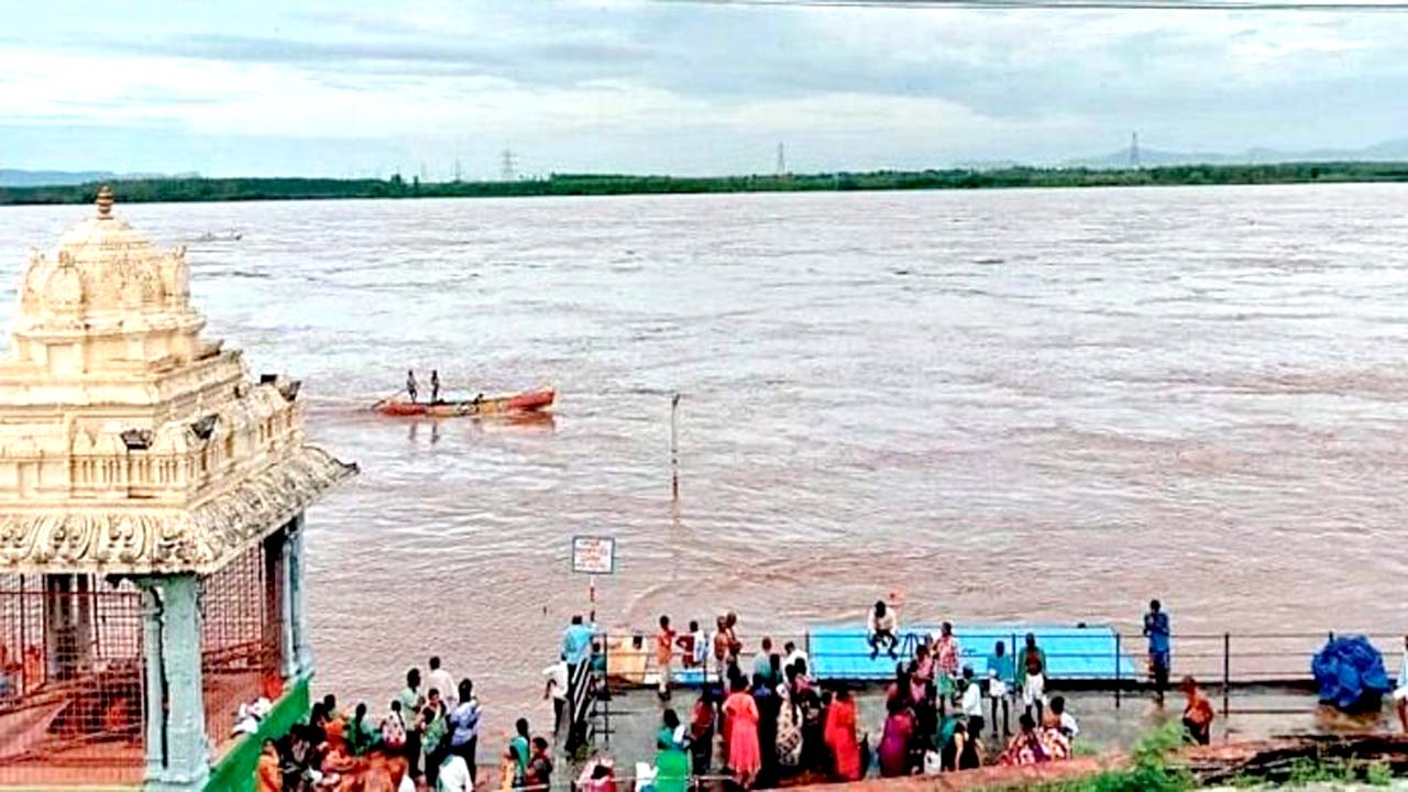 Godavari Flood: తగ్గుతున్న గోదావరి.. భద్రాచలం వద్ద 43 అడుగులకు ప్రవాహం..