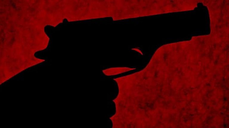 Crime News: రాఖీ కోసం ఇంటికి వచ్చిన యువకుడిని గన్⁭తో కాల్చి చంపిన దుండగులు..
