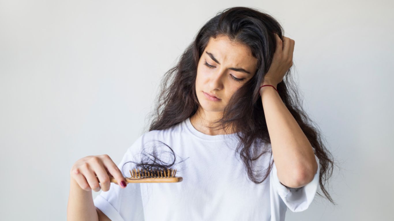 Hair Fall: జుట్టు రాలిపోవడానికి అసలు కారణం ఇదా.? ఇలా పరిష్కరించుకోండి..