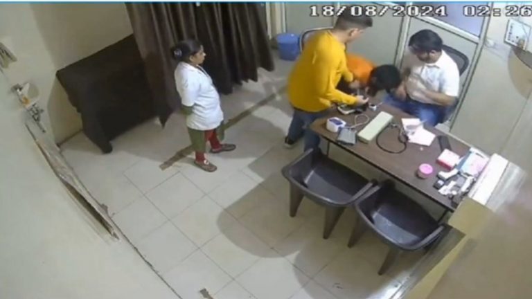 Heart Attack Video: డాక్టర్ పరీక్షిస్తుండగానే గుండెపోటుతో రోగి మృతి..