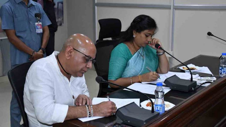 Home Minister Anitha: భారీ వర్షాలపై అధికారులతో హోంమంత్రి అనిత సమీక్ష