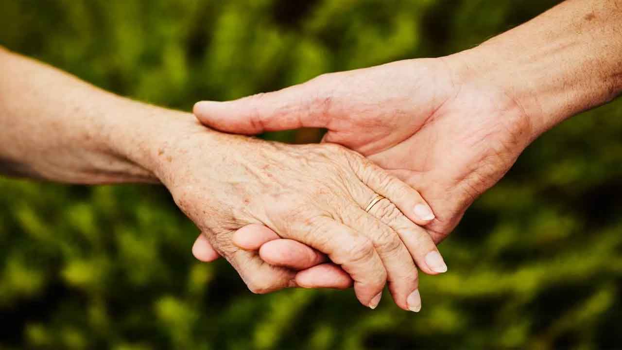 Andhra Pradesh: చావు కూడా ఆ దాంపత్యాన్ని విడదీయలేదు.. భర్త మరణంతో కుప్పకూలి భార్య మృతి