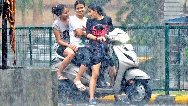 Hyderabad Rain: హైదరాబాద్‌లో పలుచోట్ల వాన.. లోతట్టు ప్రాంతాలు జలమయం..