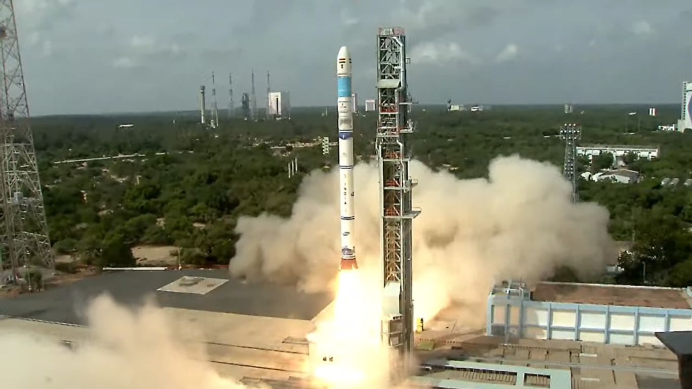 SSLV D3: ఉపగ్రహాన్ని విజయవంతంగా కక్ష్యలోకి ప్రవేశపెట్టిన ఇస్రో..