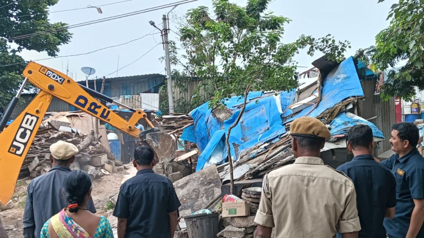Illegal Constructions: లేవుట్ భూముల్లోని తాత్కాలిక నిర్మాణాలను తొలగించిన హైడ్రా సిబ్బంది..
