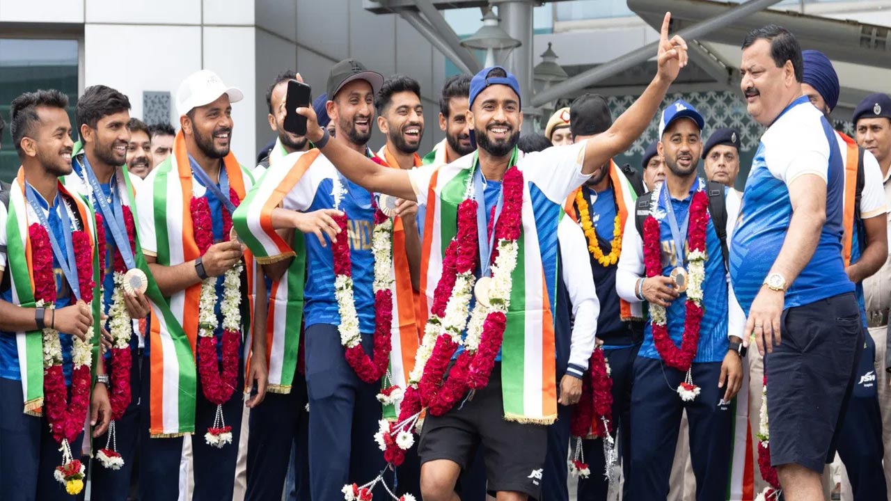 Indian Hockey Team: ఢిల్లీ ఎయిర్ పోర్టులో భారత హాకీ జట్టుకు ఘన స్వాగతం..