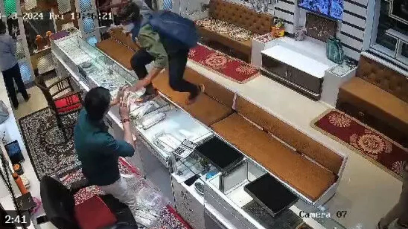 Jewellery Shop Robbery: నగల దుకాణంలో చోరీ.. కాల్పులు జరిపిన దుండగులు.. (వీడియో)