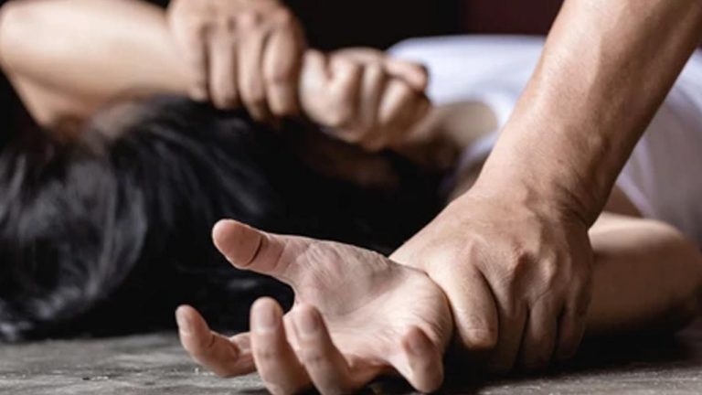 Karnataka: ఆగని దారుణాలు.. చికిత్స కోసం వచ్చిన మహిళపై అత్యాచారం