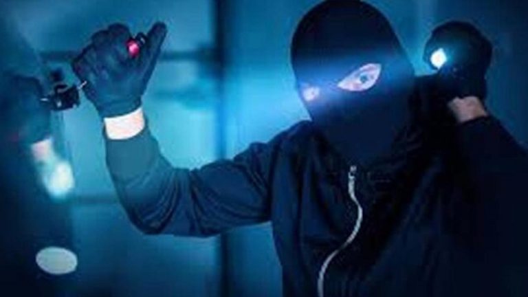 Khammam Thieves: ఖమ్మంలో దొంగలు హల్‌చల్‌.. గ్రామస్తులు వెంటబడటంతో బట్టలు విప్పి పరార్‌