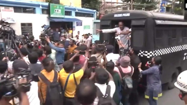 Kolkata Doctor case: ఆర్‌జీ కర్ ఆస్పత్రి దగ్గర ఉద్రిక్తత.. మమత రాజీనామా చేయాలంటూ బీజేపీ నిరసన