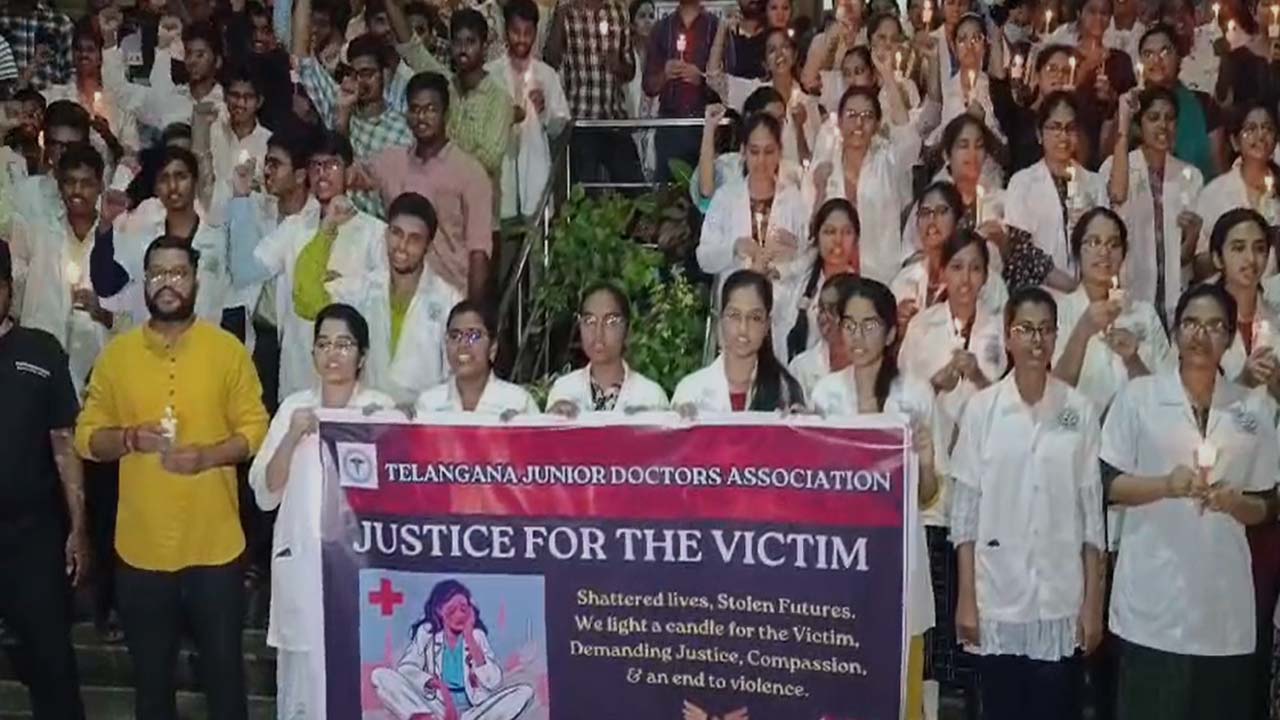 Female Doctor Murder: కోల్‌కతాలో డాక్టర్‌ హత్య.. హైదరాబాద్‌ లో జూడాల నిరసనలు..