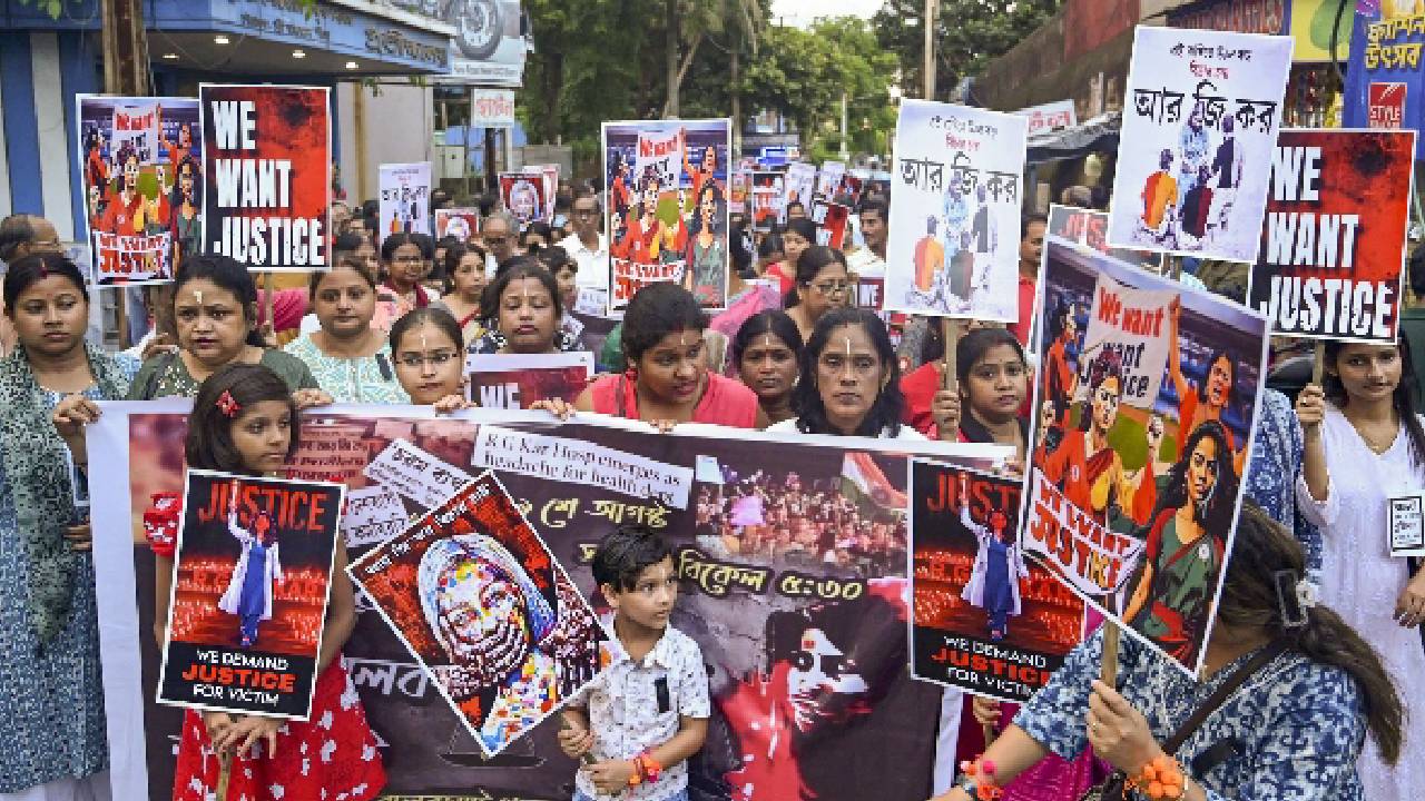 Kolkata Rape-Murder Case: “ఆ రెండు సెన్సేషనల్ కేసుల” అధికారుల చేతికి కోల్‌కతా డాక్టర్ కేసు..