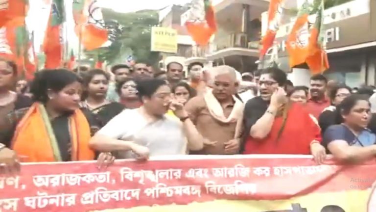 Kolkata doctor case: బీజేపీ నాయకులు, కార్యకర్తలు భారీ ప్రదర్శన.. న్యాయం చేయాలని డిమాండ్