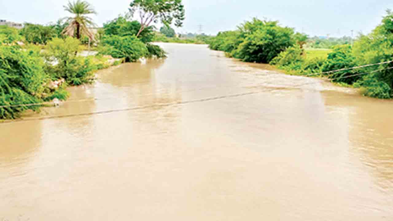 Kurnool: హంద్రీ నదిలో చిక్కుకున్న 25 మంది కూలీలు