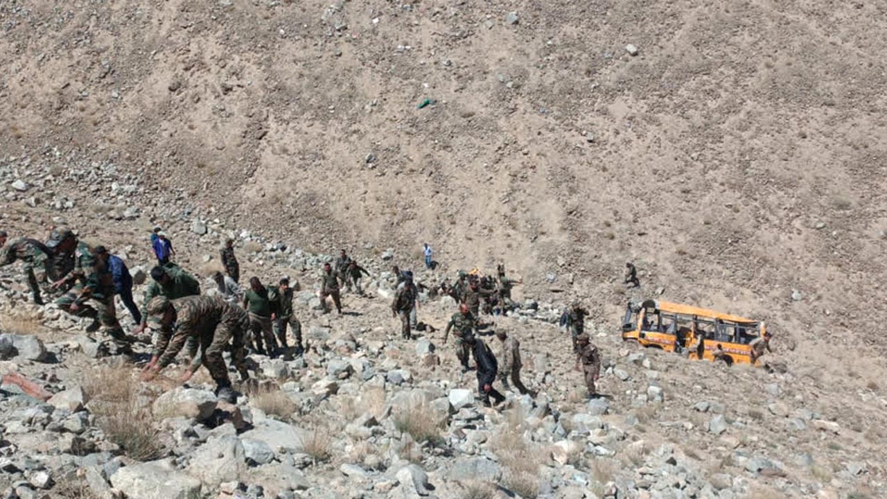 Leh Accident: లోయలో పడ్డ స్కూల్ బస్సు.. ఆరుగురు దుర్మరణం, మరో 22 మంది