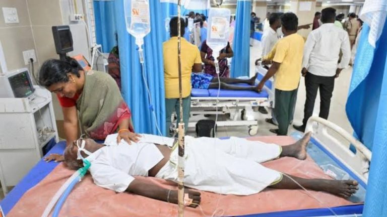 Poisonous Liquor: కల్తీ మద్యం తాగి ఆస్పత్రిపాలైన 17 మంది..