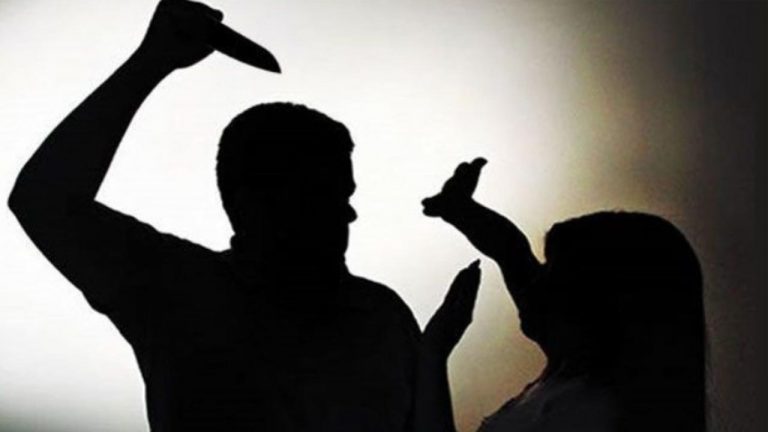 Lover Attacked: బ్యూటీషియన్‌ పై కత్తితో దాడి… యువతి మృతి..
