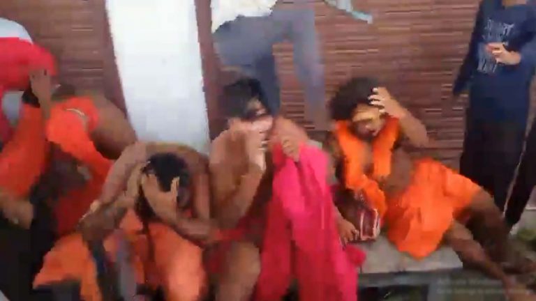 UP Video: సాధువుల వేషంలో చోరీలు.. నలుగురికి దేహశుద్ధి