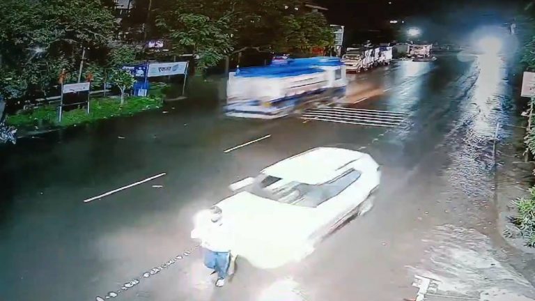 Maharashtra: కారు ఢీకొట్టడంతో గాలిలోకి ఎగిరిపడ్డ వ్యక్తి.. వీడియో వైరల్..