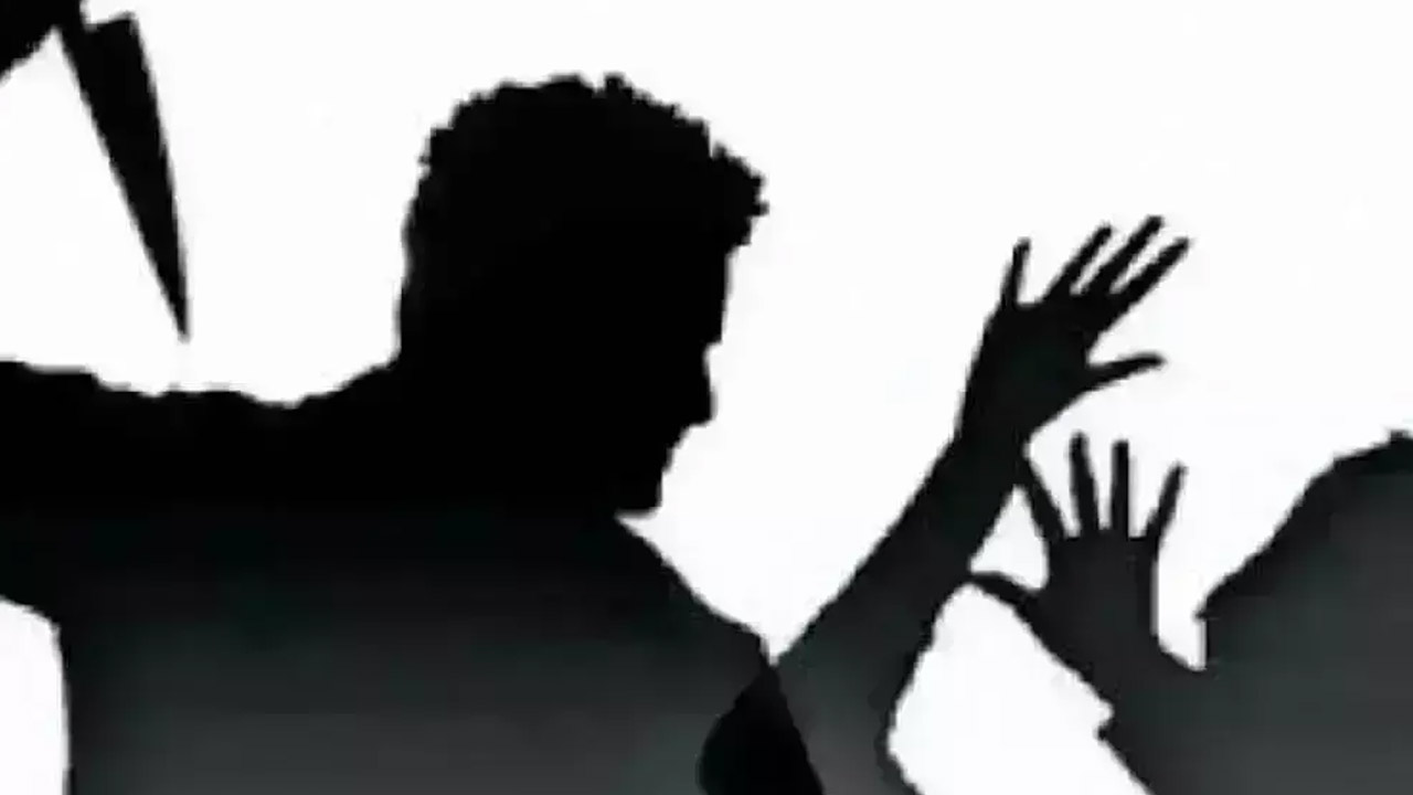 Mumbai: పట్టపగలే ఓ వ్యక్తిపై మైనర్ బాలుడు కత్తితో దాడి.. అడ్డొచ్చిన వారిని..!