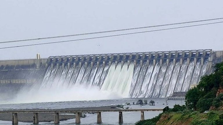 Nagarjuna Sagar: సాగర్‌ కు కొనసాగుతున్న వరద.. 4 గేట్లు తెరచి నీటి విడుదల