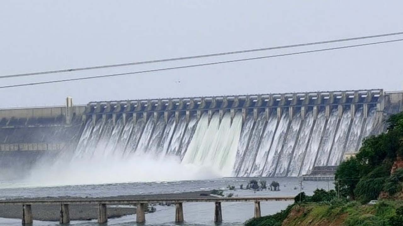 Nagarjuna Sagar: సాగర్‌ కు కొనసాగుతున్న వరద.. 4 గేట్లు తెరచి నీటి విడుదల