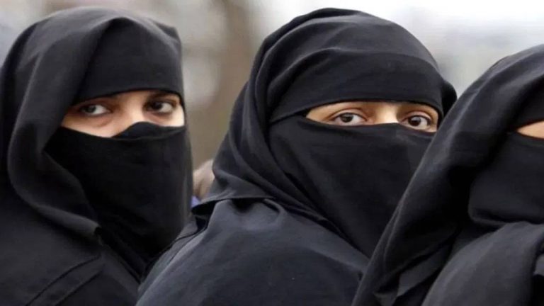 Pakistan : పాకిస్థాన్‌లో ఖురాన్ పేజీలను తగులబెట్టిన మహిళలు.. ఇద్దరిపై దైవదూషణ కేసు నమోదు